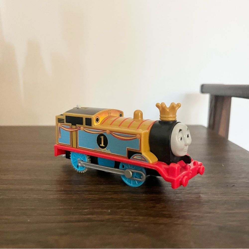 Trackmaster Thomas the Train w Crown Kids Toy Train Electronic Needs Batteries